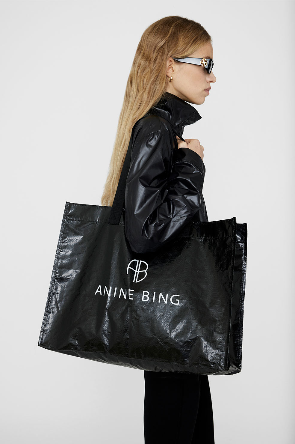 Anine Bing Taylin tote. Shopper i linen med AB logo samt veganske læder  håndtag. Gratis fragt ved køb over 499